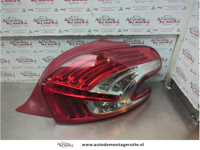 Gebruikte Achterlicht rechts Peugeot 208 O183379