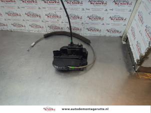 O183601 Gebruikte portierslot mechaniek 4deurs links-achter Nissan Qashqai