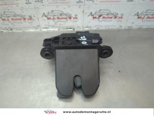 O183699 Gebruikte achterklep slotmechaniek Skoda Roomster