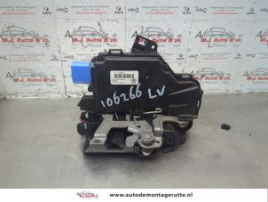 O183709 Gebruikte deurslot mechaniek 4deurs links-voor Skoda Roomster