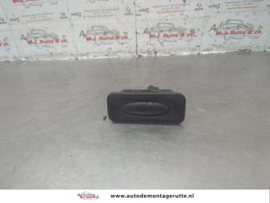 O183727 Gebruikte schakelaar achterklep Renault Megane