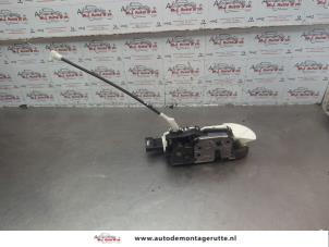 O183787 Gebruikte portierslot mechaniek 4deurs links-voor Peugeot 3008