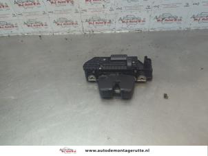 O183801 Gebruikte slotmechaniek achterklep Peugeot 3008