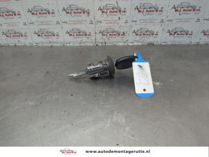 O183836 Gebruikte deurslot cilinder links Ford Transit Connect