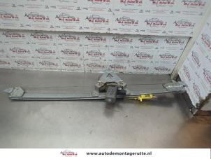 O184028 Gebruikte ruitmechaniek 2deurs links-voor Opel Vivaro