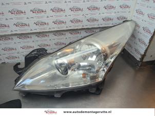 O184030 Gebruikte linker koplamp Peugeot 3008