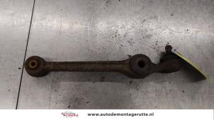 O184240 Gebruikte draagarm links-voor Mazda Demio
