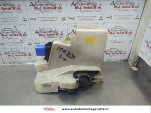 O184529 Gebruikte slotmechaniek portier 2deurs links Volkswagen Transporter