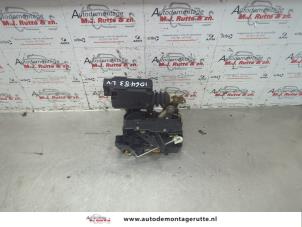 O184625 Gebruikte portierslot mechaniek 4deurs links-voor Renault Twingo