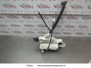 O184827 Gebruikte portierslot mechaniek 4deurs links-voor Peugeot 5008