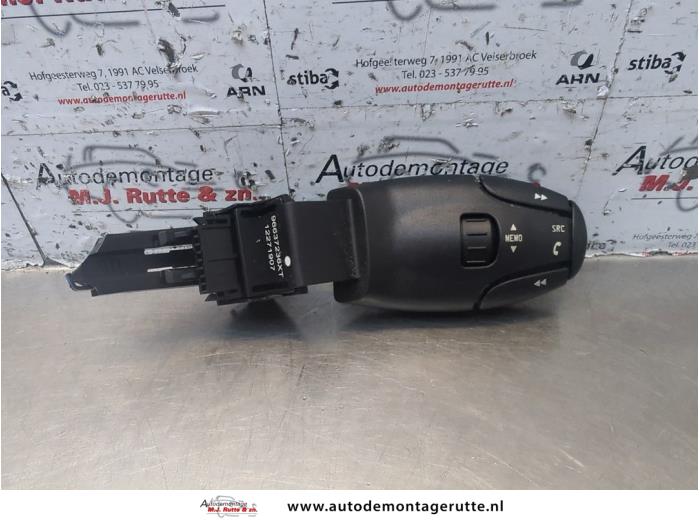 Gebruikte Radiobediening Stuur Peugeot 5008 O184853