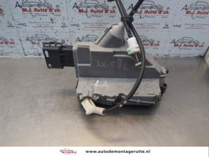O184856 Gebruikte portierslot mechaniek 4deurs links-achter Peugeot 5008