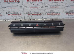 O184862 Gebruikte paniekverlichtings schakelaar Peugeot 5008