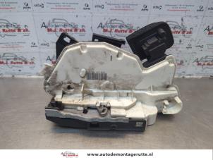 O184878 Gebruikte portierslot mechaniek 2deurs links Volkswagen Polo