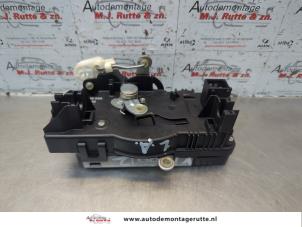 O184907 Gebruikte slotmechaniek achterdeur bus-bestel Opel Vivaro