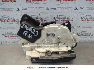 O185028 Gebruikte portierslot mechaniek 4deurs rechts-voor Volkswagen Polo
