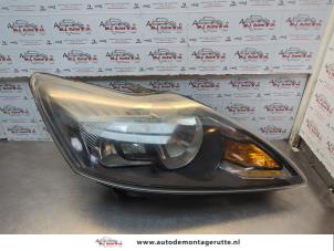 O185042 Gebruikte rechter koplamp Ford Focus