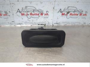 O185124 Gebruikte schakelaar achterklep Renault Grand Scenic