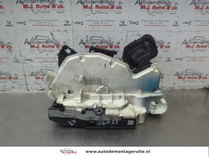 O185183 Gebruikte portierslot mechaniek 2deurs links Volkswagen Polo
