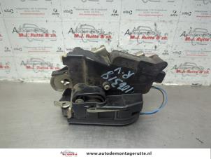 O185206 Gebruikte portierslot mechaniek 2deurs rechts Mercedes Vito