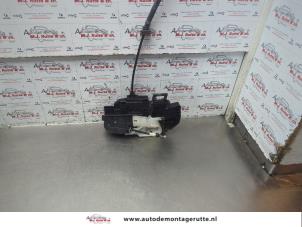 O185239 Gebruikte portierslot mechaniek 2deurs links Kia Pro Cee'd