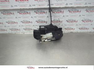 O185237 Gebruikte deurslot mechaniek 2deurs rechts Kia Pro Cee'd