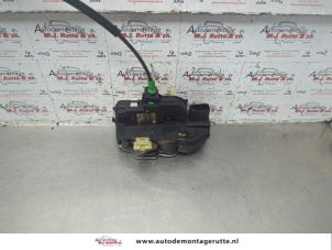 O185376 Gebruikte slotmechaniek portier 4deurs links-achter Opel Insignia