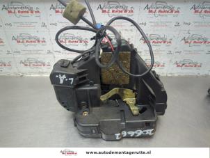 O185498 Gebruikte slotmechaniek portier 4deurs links-achter Mercedes E-Klasse