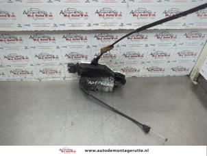 O186063 Gebruikte portierslot mechaniek 4deurs links-voor Peugeot 207