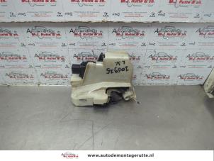 O186069 Gebruikte slotmechaniek portier 4deurs links-voor Volkswagen Passat