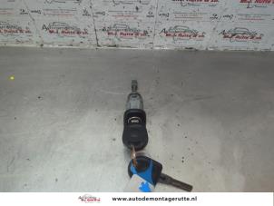 O186105 Gebruikte cilinderslot portier links Volkswagen Fox