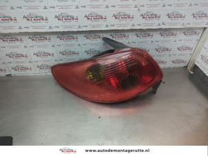 O186252 Gebruikte achterlicht links Peugeot 206
