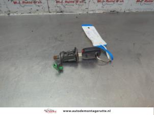 O186335 Gebruikte cilinderslot portier links Nissan Micra