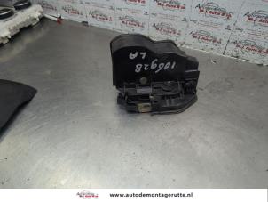 O186387 Gebruikte slotmechaniek portier 4deurs links-achter BMW 5-Serie