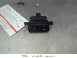 O186484 Gebruikte schakelaar paniekverlichting Alfa Romeo Mito