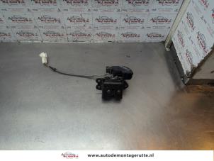O186645 Gebruikte achterklep slotmechaniek Toyota Corolla Verso