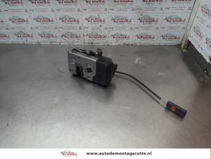 O186755 Gebruikte slotmechaniek portier 2deurs links Opel Corsa