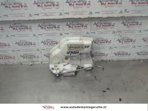 O186851 Gebruikte deurslot mechaniek 4deurs links-voor Suzuki Swift