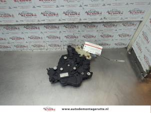 O187053 Gebruikte schuifdeur slotmechaniek rechts Volkswagen Caddy