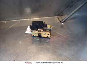 O187230 Gebruikte portierslot mechaniek 2deurs links Renault Twingo
