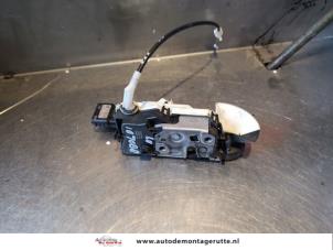 O187237 Gebruikte portierslot mechaniek 2deurs links Peugeot 1007