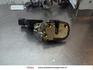 O187452 Gebruikte slotmechaniek portier 4deurs rechts-voor Toyota Corolla Verso