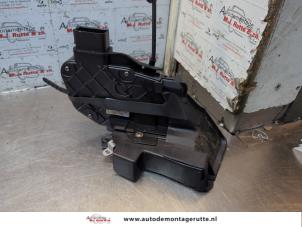 O187568 Gebruikte portierslot mechaniek 4deurs links-voor Volvo V70