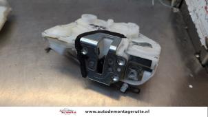 O187607 Gebruikte slotmechaniek portier 4deurs links-voor Opel Agila