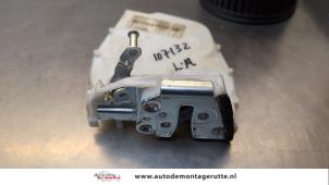 O187608 Gebruikte slotmechaniek portier 4deurs links-achter Opel Agila
