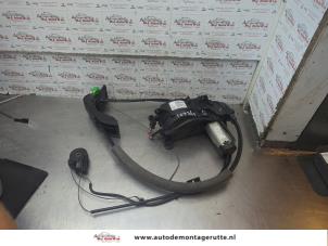 O188023 Gebruikte schuifdeur motor links Peugeot 1007