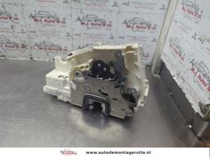 O188053 Gebruikte slotmechaniek portier 4deurs links-achter Mercedes A-Klasse