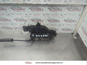 O188208 Gebruikte portierslot mechaniek 2deurs links Peugeot 207