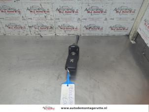 O188209 Gebruikte deurslot cilinder links Peugeot 207