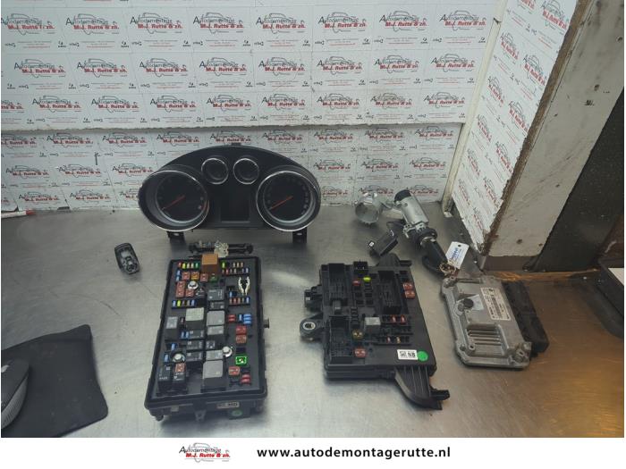 Gebruikte Contactslot + computer Opel Insignia O188215
